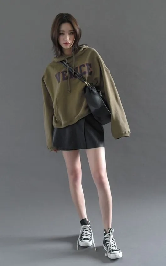 Áo hoodie phối chân váy ngắn