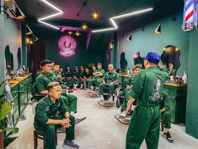 Đồng phục barber là trang phục chung cho nhân viên tiệm cắt tóc