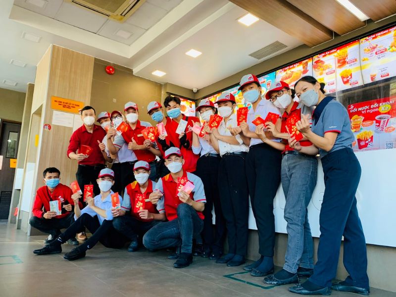 đồng phục nhân viên Jollibee thân thiện