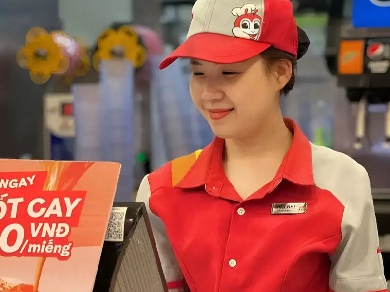 Thiết kế đồng phục nhân viên Jollibee đơn giản