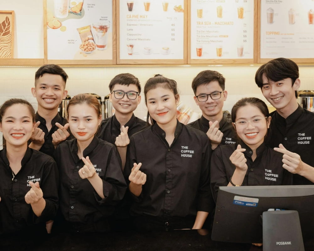 Áo sơ mi là đồng phục tiêu chuẩn của nhân viên tại the coffee house