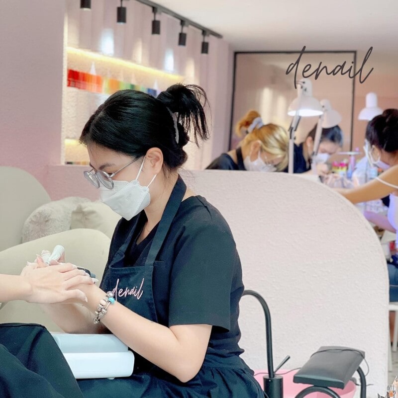 Sử dụng đồng phục cho nhân viên có thể thấy được sự chỉnh chu của chủ tiệm nail