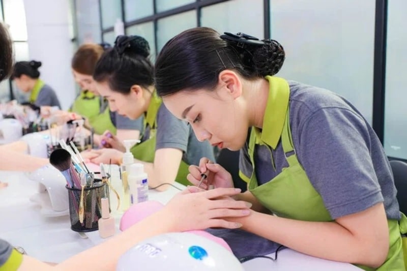 Sử dụng áo cổ trụ để làm đồng phục nhân viên tiệm nail