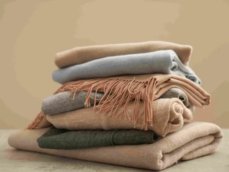 Vải Cashmere sở hữu chất liệu mềm mại và giữ ấm tốt